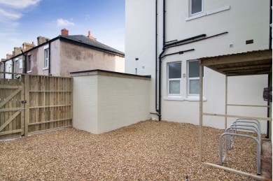 2 Bedroom Apartment Flat/apartment To Rent - Rear Communal Outside Area